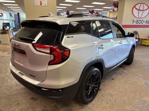 Used 2022 GMC Terrain SLE w/ Driver Convenience Package AWD/4WD image 9