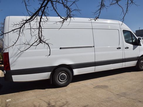 Used 2025 Mercedes-Benz Sprinter 2500 image 7