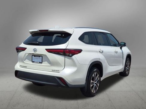 Used 2021 Toyota Highlander XLE AWD/4WD image 6