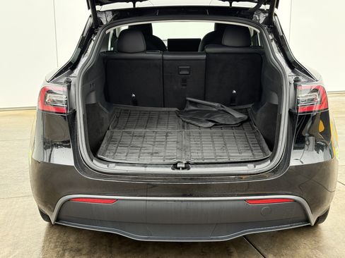 Used 2023 Tesla Model Y Long Range image 9