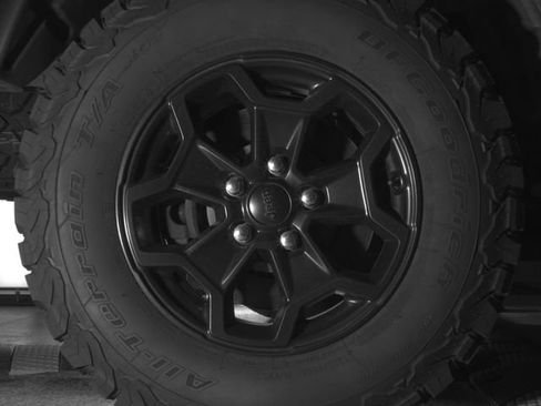 Used 2021 Jeep Gladiator Willys image 11