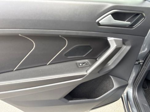 Used 2022 Volkswagen Tiguan SE FWD image 13