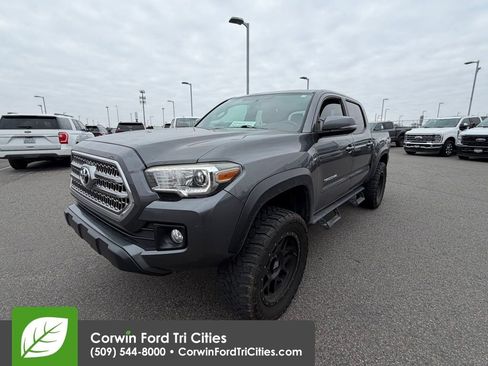 Used 2016 Toyota Tacoma TRD Off-Road image 3