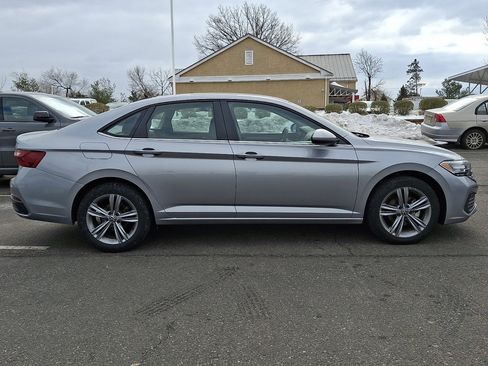 Used 2024 Volkswagen Jetta SE image 4