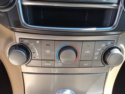 Used 2013 Toyota Highlander FWD image 19