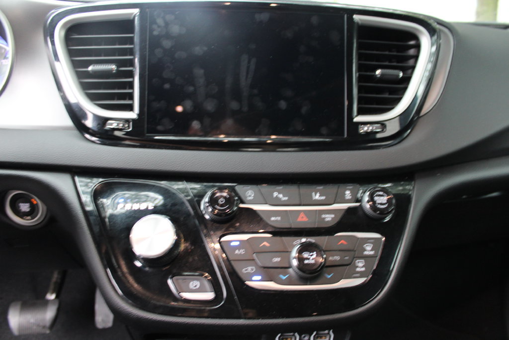Used 2025 Chrysler Pacifica Select FWD image 18