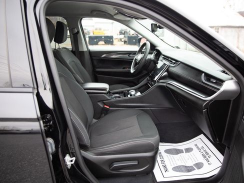 Used 2023 Jeep Grand Cherokee Laredo image 23