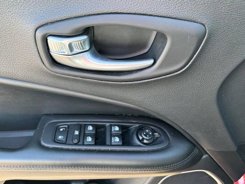 Used 2018 Jeep Compass Latitude AWD/4WD image 13