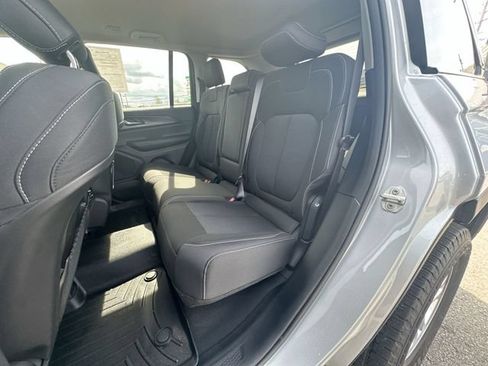 Used 2023 Jeep Grand Cherokee Laredo AWD/4WD image 23