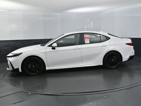 Used 2025 Toyota Camry SE image 2