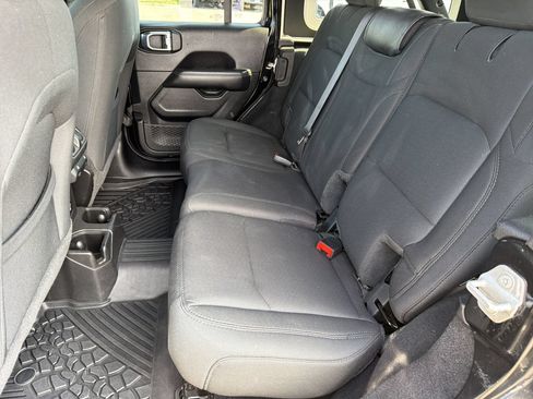 Used 2022 Jeep Wrangler Unlimited Sahara AWD/4WD image 20