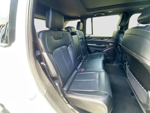 Used 2022 Jeep Grand Cherokee Overland AWD/4WD image 29