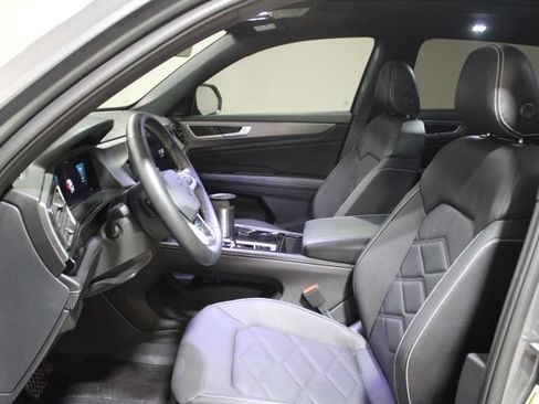 Used 2024 Volkswagen Atlas Cross Sport SE AWD/4WD image 12