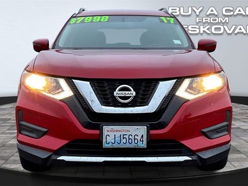 Used 2017 Nissan Rogue SV image 2