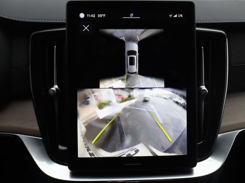 Used 2025 Volvo XC90 B5 Plus image 25