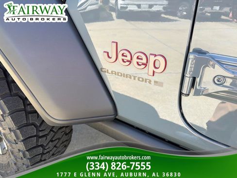 Used 2025 Jeep Gladiator Rubicon w/ Convenience Group AWD/4WD image 12