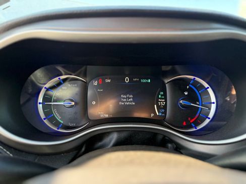 Used 2024 Chrysler Pacifica Select image 10