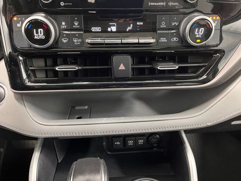 Used 2020 Toyota Highlander XLE AWD/4WD image 11