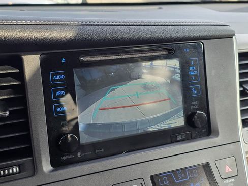 Used 2017 Toyota Sienna XLE image 38