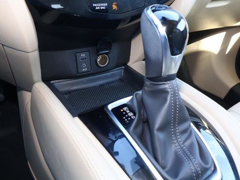 Used 2017 Nissan Rogue SL w/ SL Premium Package image 27