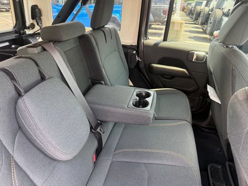 Used 2025 Jeep Wrangler Unlimited Sahara AWD/4WD image 61
