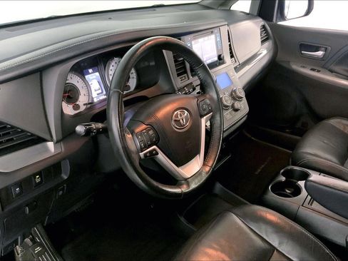Used 2017 Toyota Sienna SE w/ SE Preferred Package FWD image 14