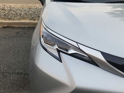Used 2021 Toyota Sienna Platinum FWD image 3