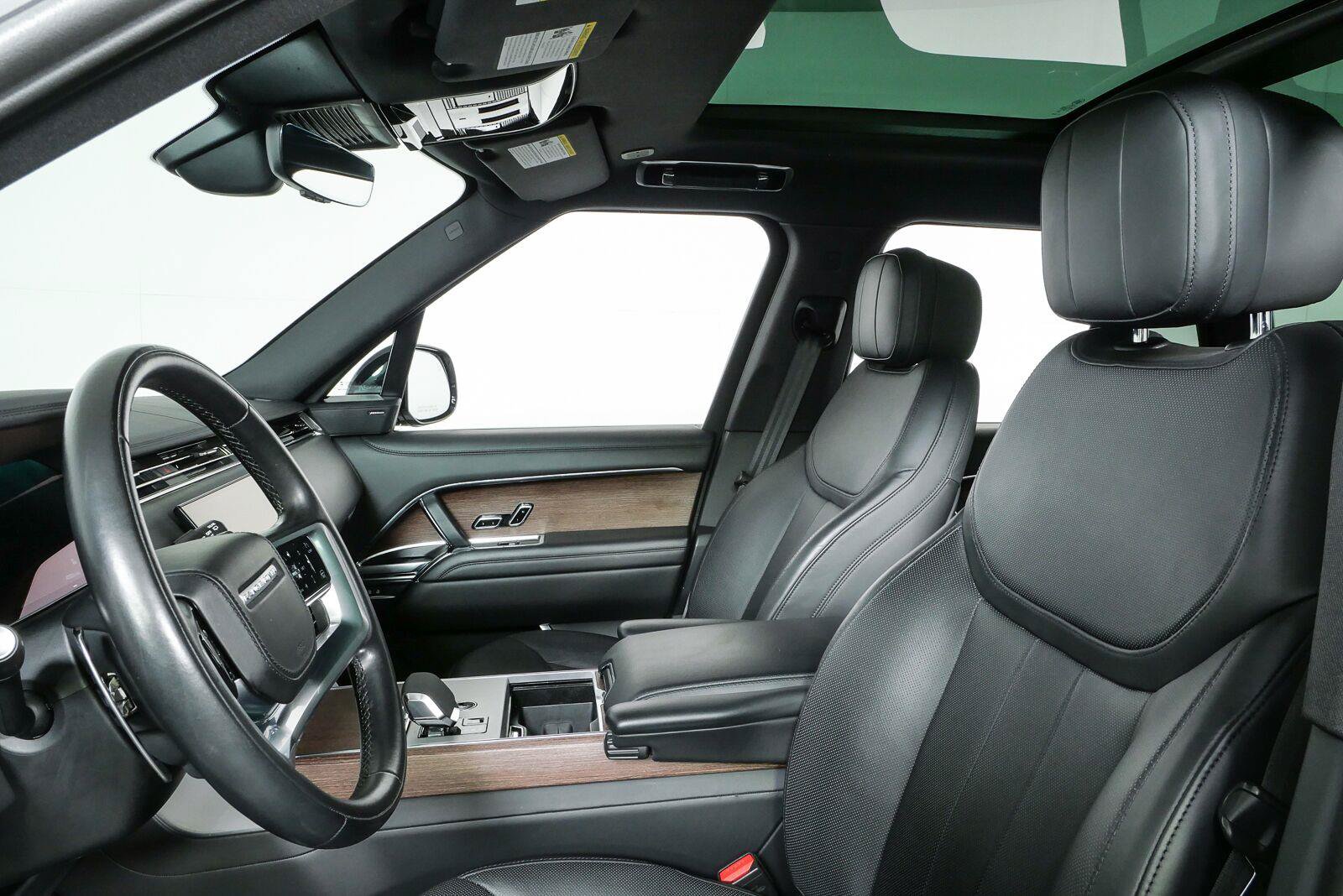 Used 2024 Land Rover Range Rover SE AWD/4WD image 2