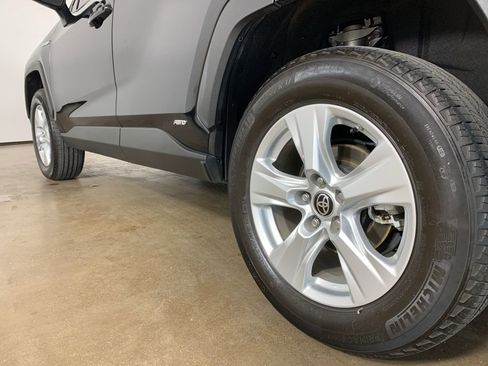 Used 2021 Toyota RAV4 LE AWD/4WD image 15