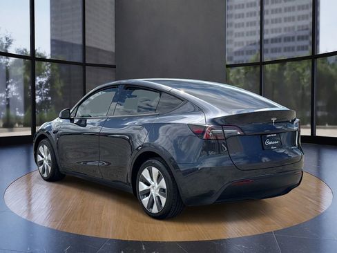 Used 2024 Tesla Model Y Long Range AWD/4WD image 4
