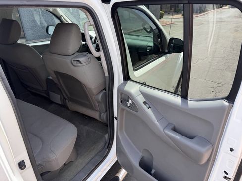 Used 2014 Nissan Frontier SV image 16