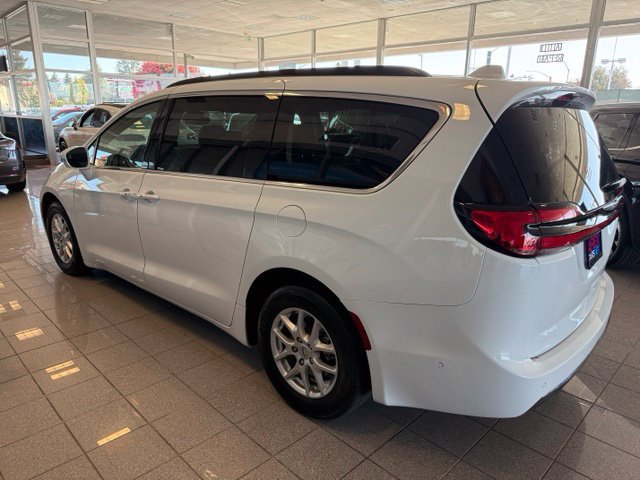 Used 2022 Chrysler Pacifica Touring-L w/ Uconnect Theater Family Group FWD image 6