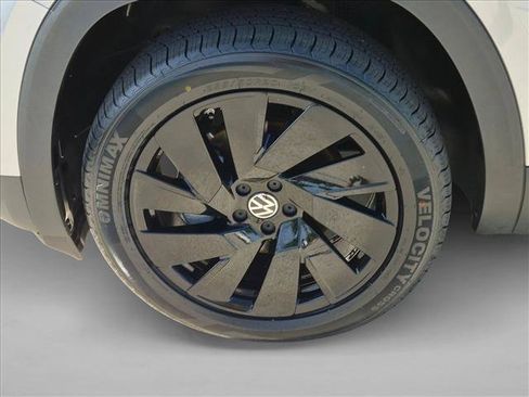 Used 2024 Volkswagen Atlas SE w/ Black Wheel Package FWD image 22