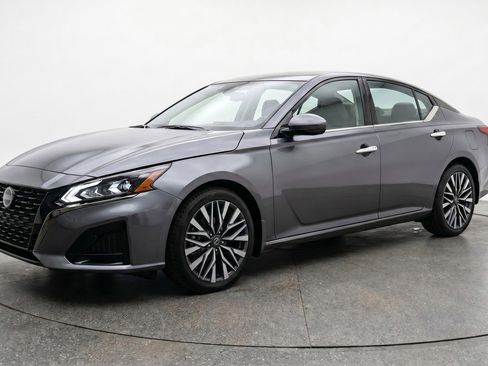 Used 2025 Nissan Altima 2.5 SV FWD image 3