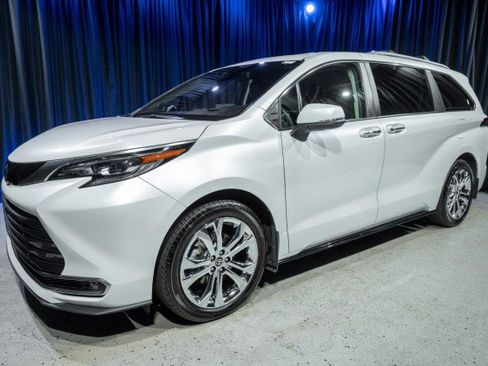 Used 2024 Toyota Sienna Platinum image 1