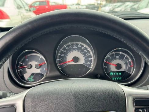 Used 2011 Chrysler 200 Touring FWD image 26