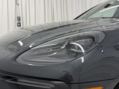 Certified 2025 Porsche Macan image 17