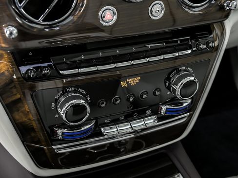 Used 2018 Rolls-Royce Phantom Sedan image 40