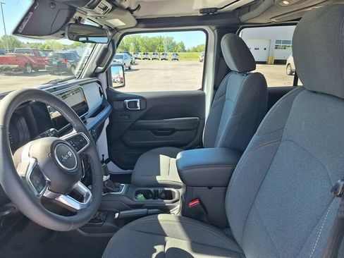 Used 2025 Jeep Wrangler Unlimited Sahara AWD/4WD image 11