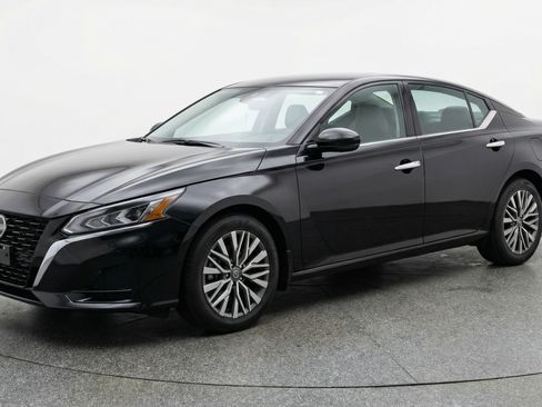 Used 2025 Nissan Altima 2.5 SV FWD image 3