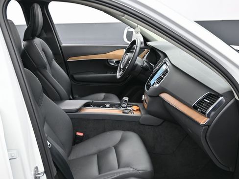 Used 2024 Volvo XC90 B5 Plus image 38