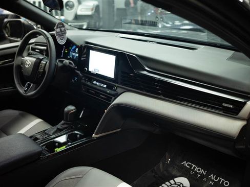 Used 2025 Toyota Camry SE image 14