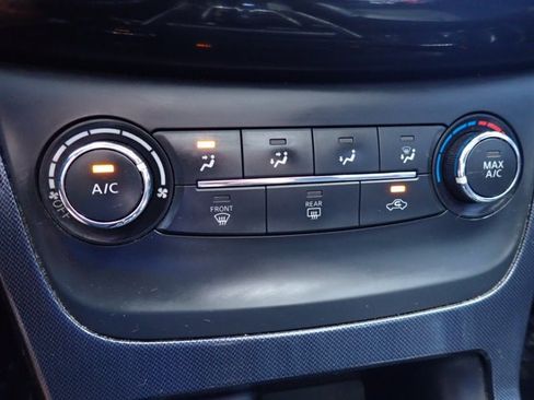 Used 2016 Nissan Sentra SR w/ SR Premium Package FWD image 18