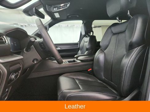 Used 2024 Jeep Wagoneer L Series II w/ Flexible Seating Group AWD/4WD image 11