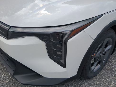 New 2025 Kia K4 LXS image 9