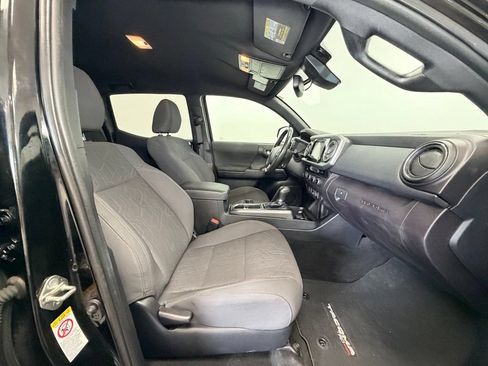 Used 2018 Toyota Tacoma TRD Sport AWD/4WD image 8