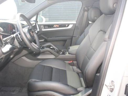 Certified 2025 Porsche Cayenne Base image 5