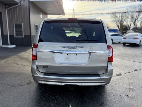 Used 2014 Chrysler Town & Country Touring-L w/ Trailer Tow Group FWD image 7