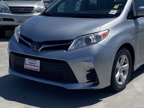 Used 2019 Toyota Sienna LE w/ Carpet Mat Package FWD image 7