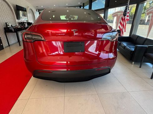 Used 2024 Tesla Model Y Long Range AWD/4WD image 7